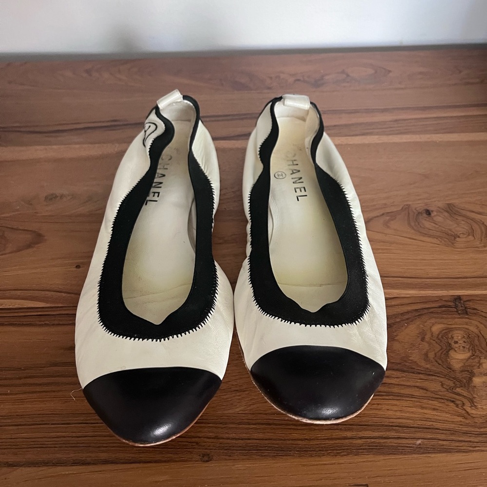 CHANEL White and Black Toe Cap and Heel Logo Ballet Flats Sz 40. - Picture 2 of 5
